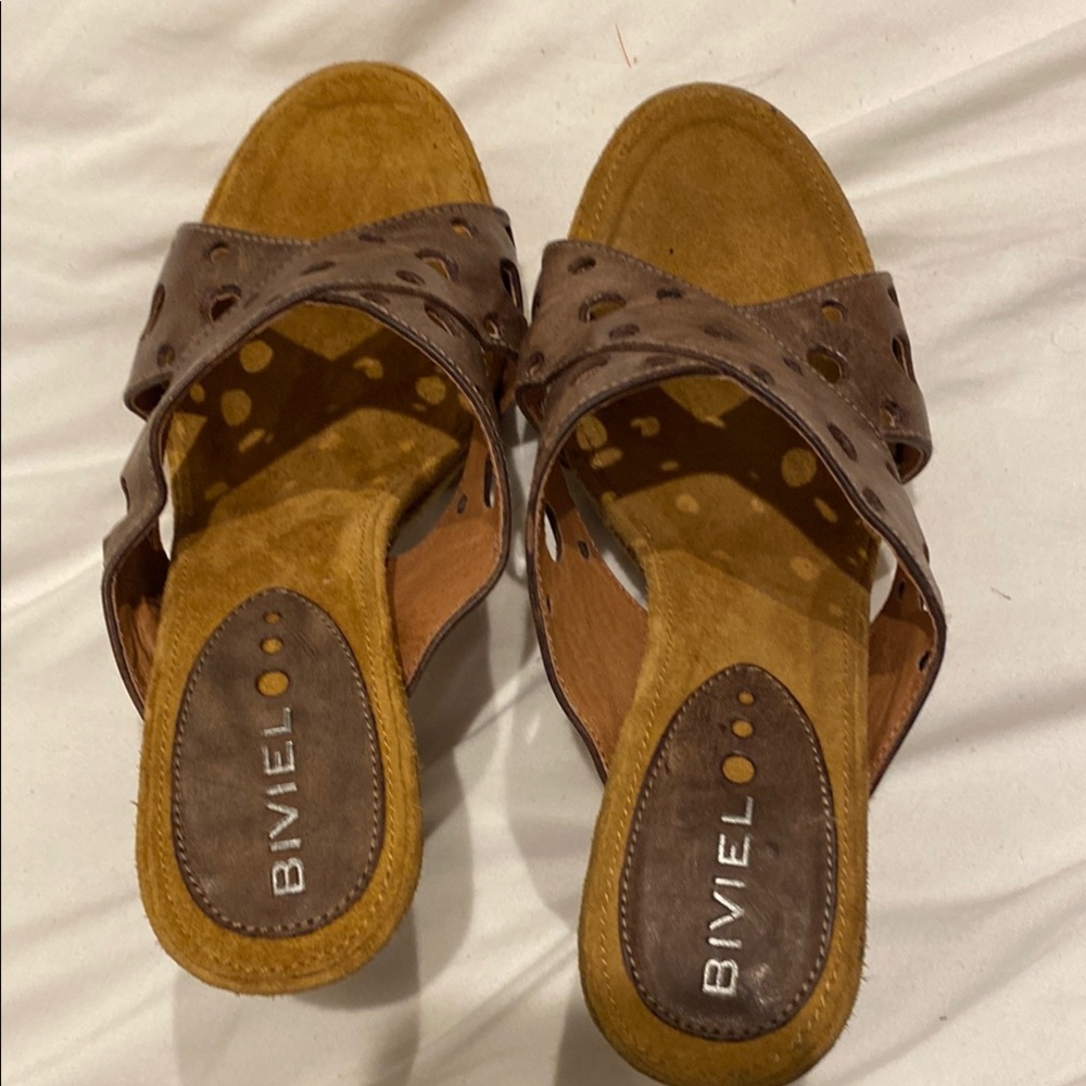 Brown Leather Slip-On Sandals with Woven Straps size 7
553